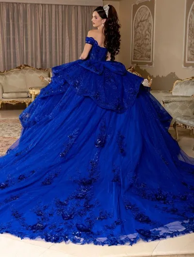 Vestido de 15 años Off Shoulder decorado con pedrería en Top, falda corte Princesa con cola y lazo