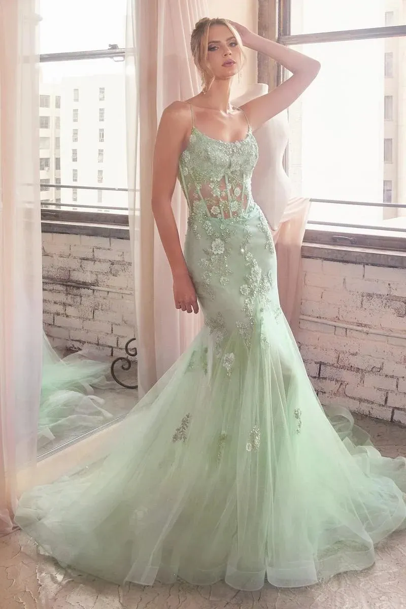 Vestido de Gala de tiras, estilo corsé con transparencia decorado con apliques de flores en pedrería y falda corte Sirena