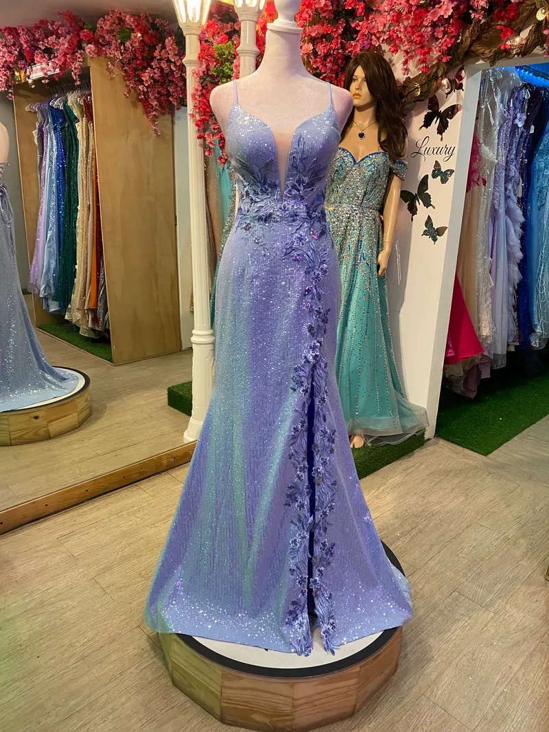 Vestido de Gala en tela de microlentejuelas color Celeste decorado con apliques de flores