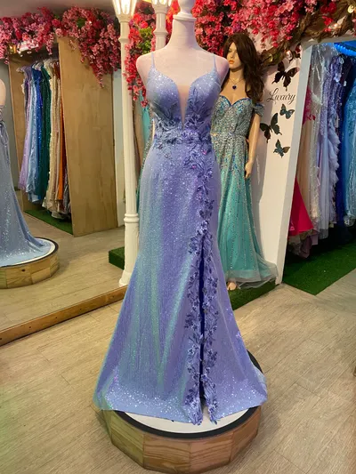 Vestido de Gala en tela de microlentejuelas color Celeste decorado con apliques de flores