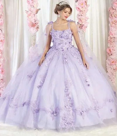 Vestido de 15 años de tiras decorado con apliques y flores en 3D en tela de glitter falda corte princesa