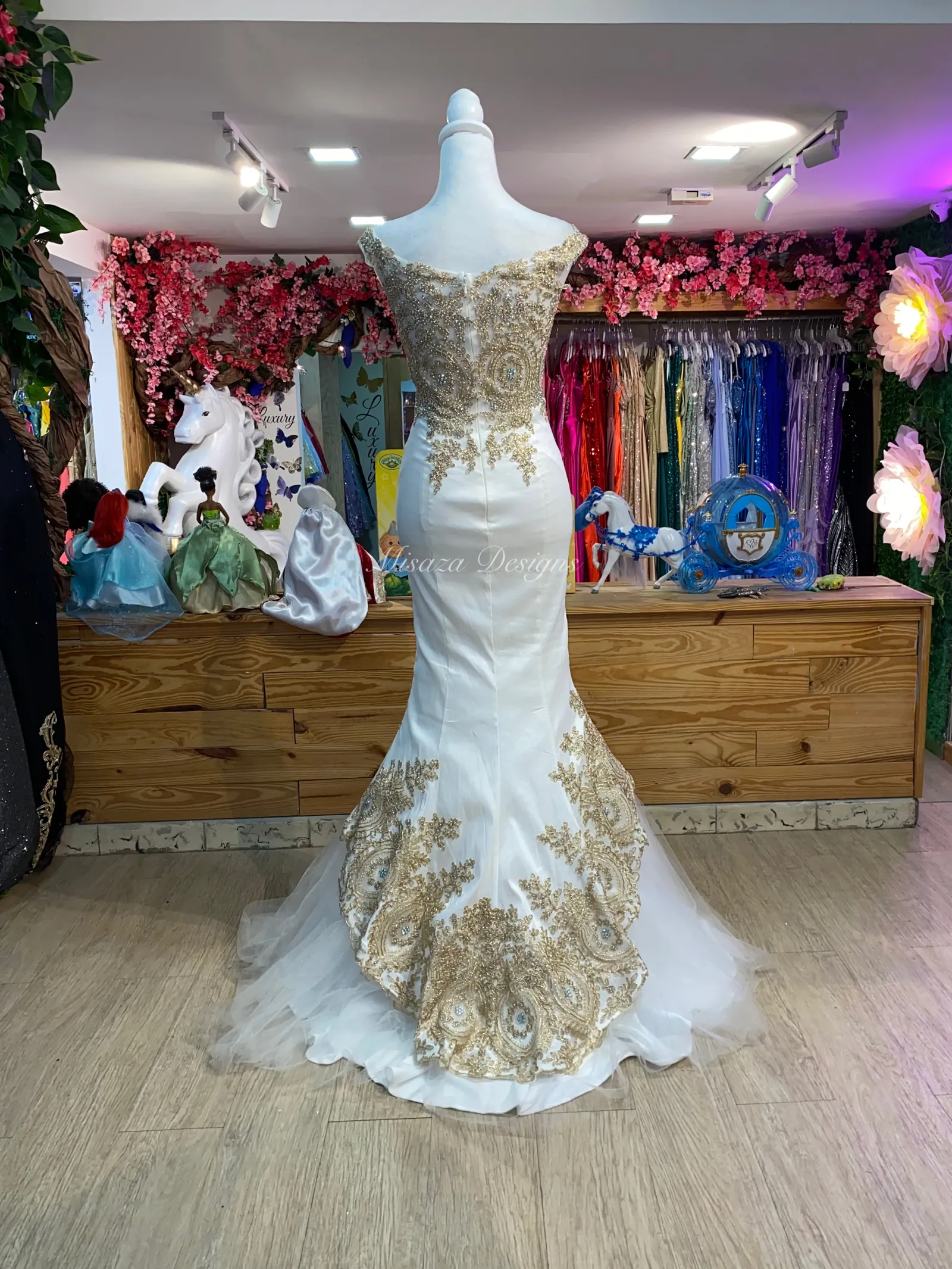 Vestido de Gala color Blanco pegado Off-Shoulder decorado con apliques dorados y falda corte sirena