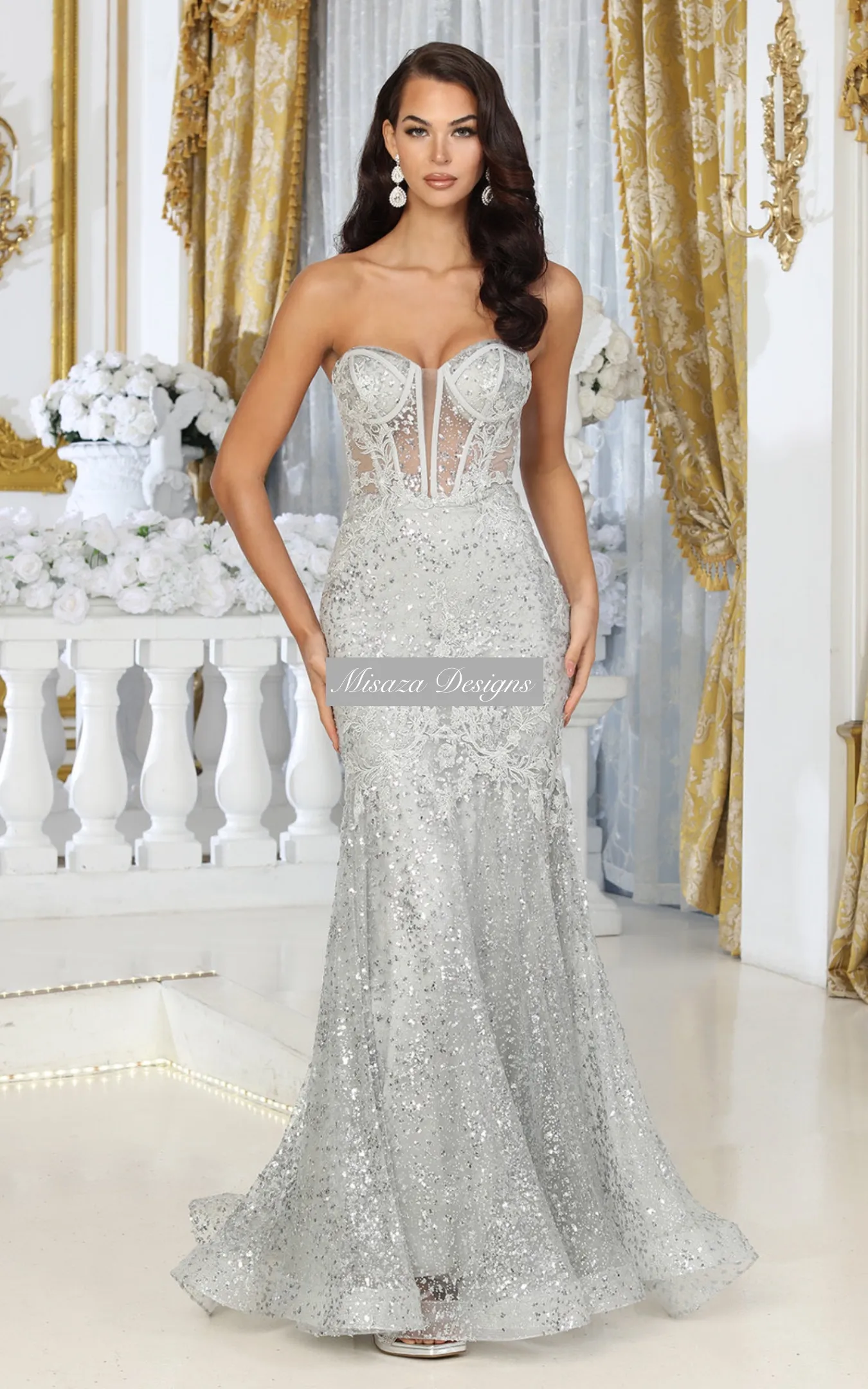 Vestido de Gala Strapless estilo corset con transparencia en tela de Glitter decorada con apliques