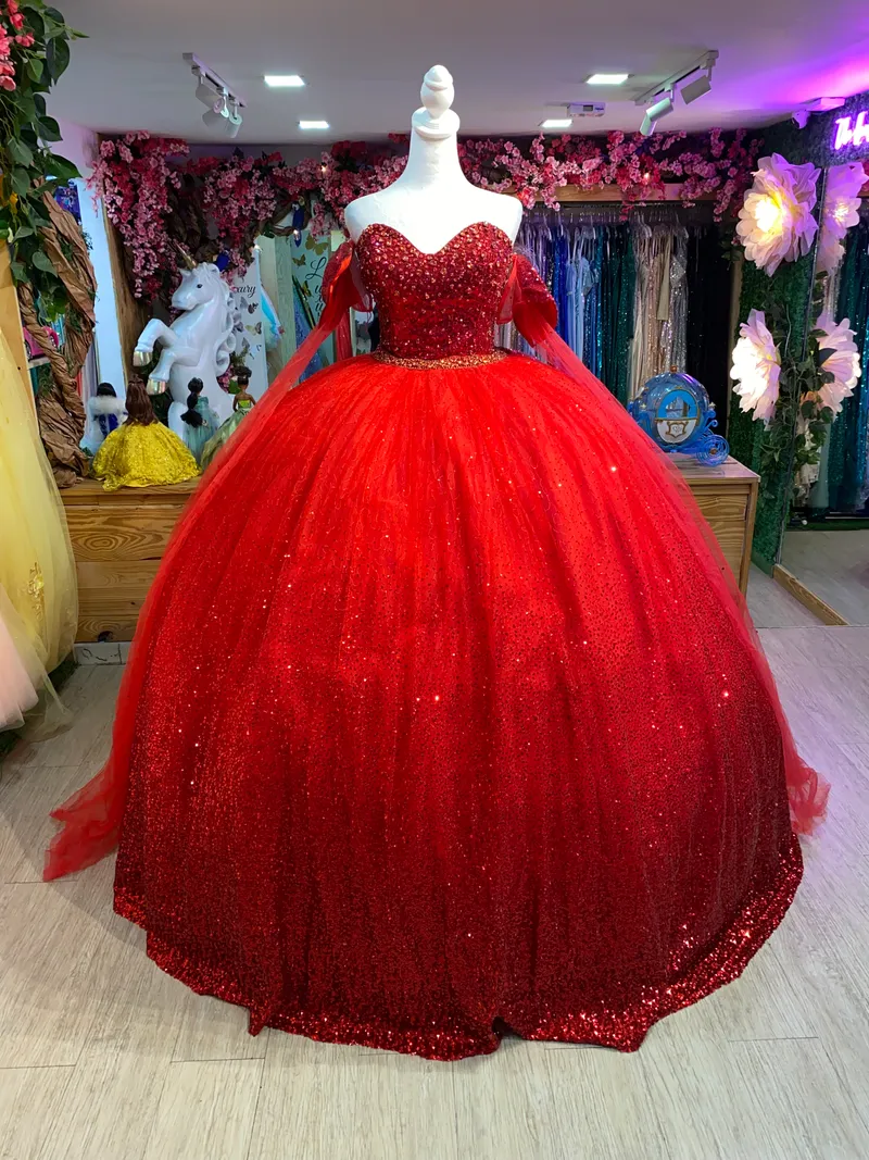 Vestido de 15 años Strapless decorado con pedrería en top en tela de glitter y falda corte princesa con lazo