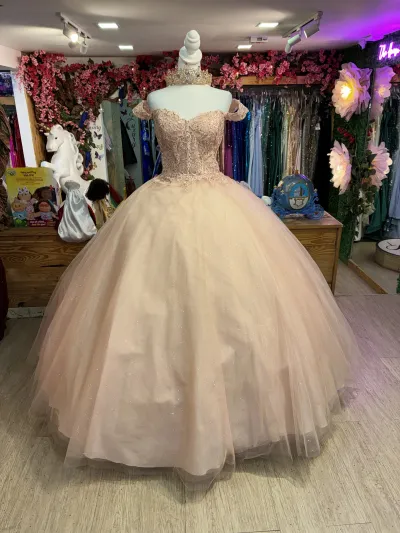 Vestido de 15 años estilo corset con transparencia y falda corte Princesa