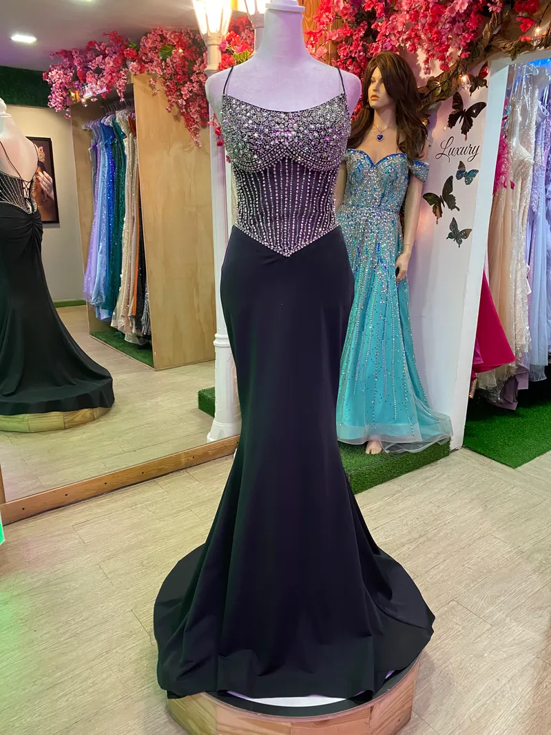 Vestido de Gala de tiras estilo corset con transparencia color Negro decorado con piedras rhinestone en top