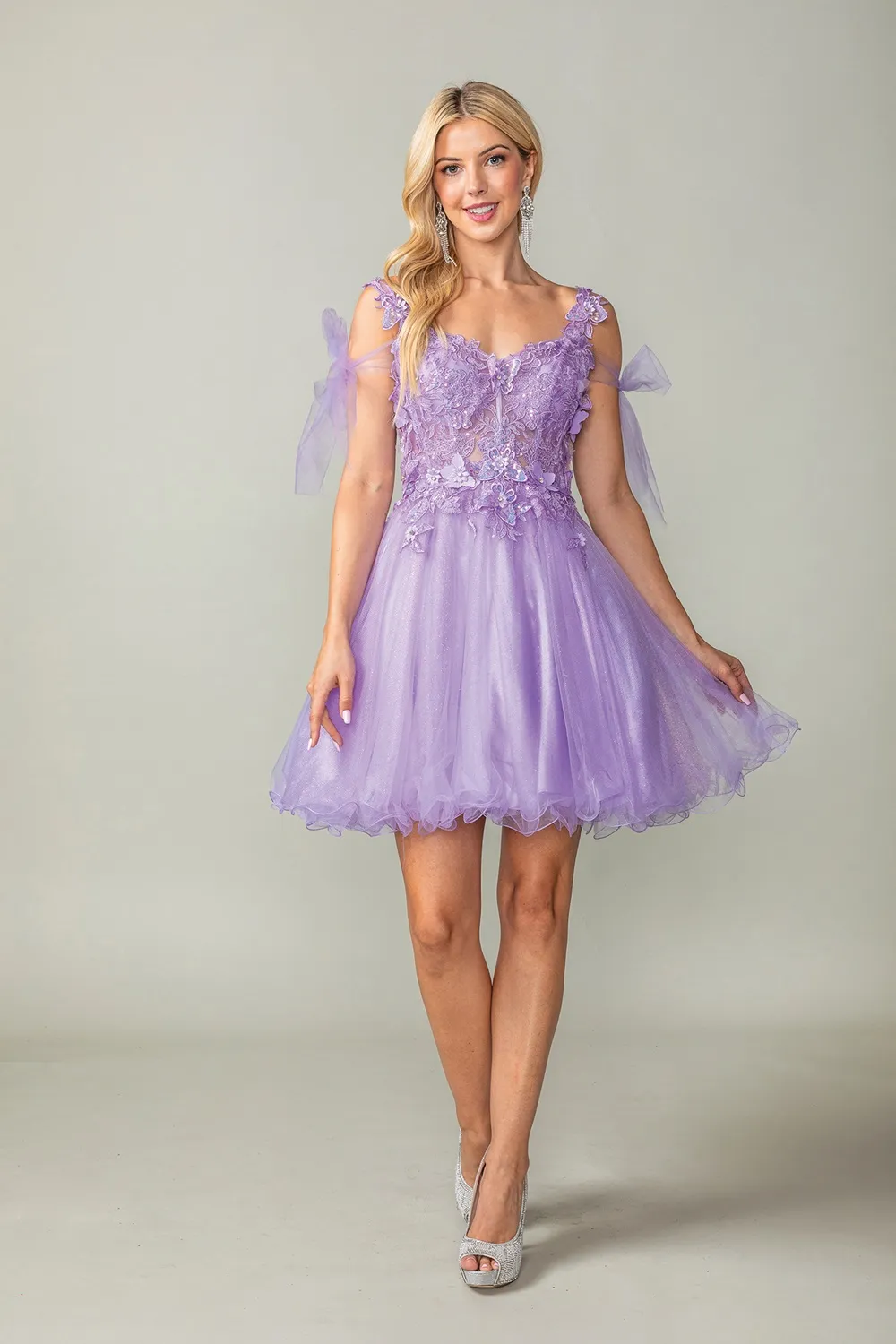 Vestido de Quinceañera corto de tiras estilo corset con transparencia decorado con glitter y apliques en top
