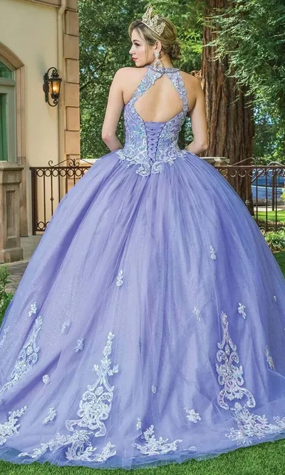 Vestido de 15 años cuello Halter decorado con apliques de lentejuelas tornasol y falda corte Princesa