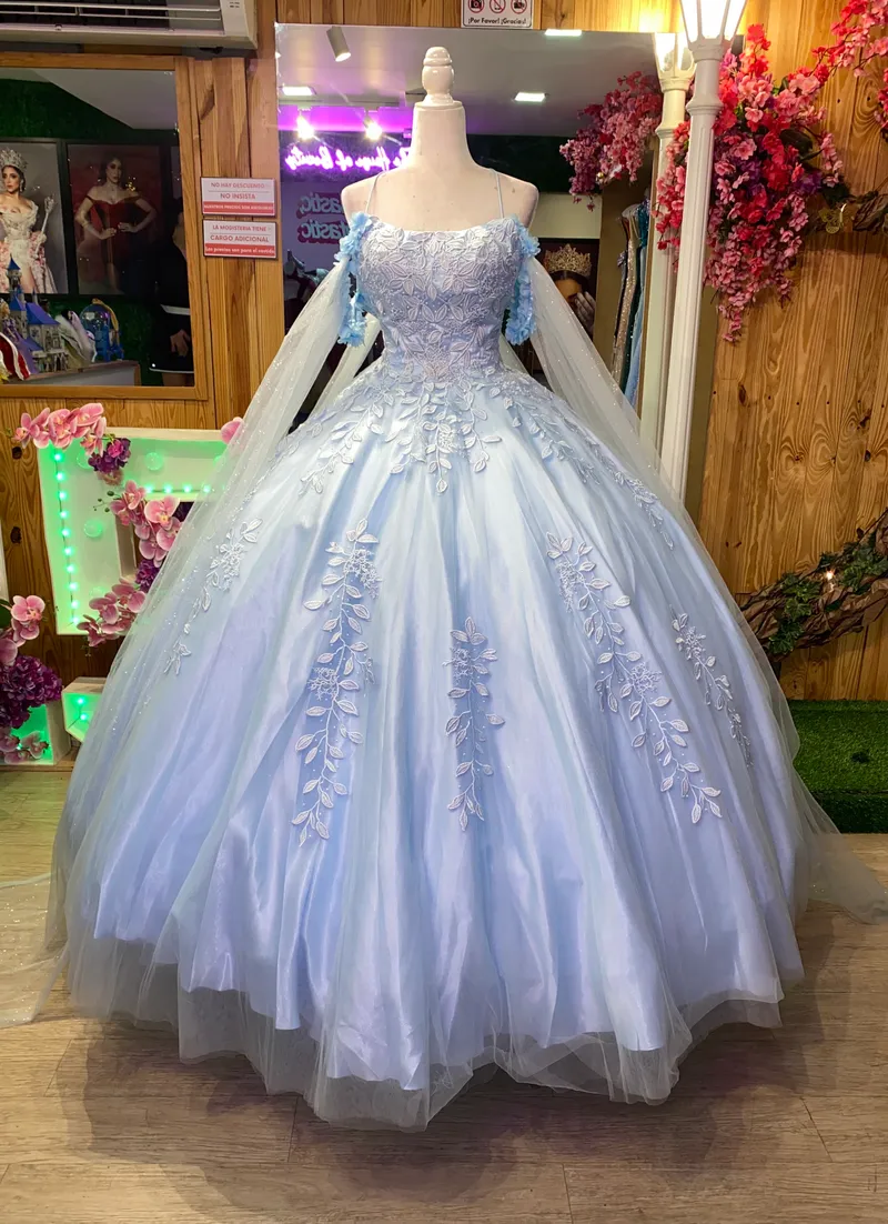 Vestido de 15 años de tiras con capas en mangas, estilo corset decorado con apliques de flores