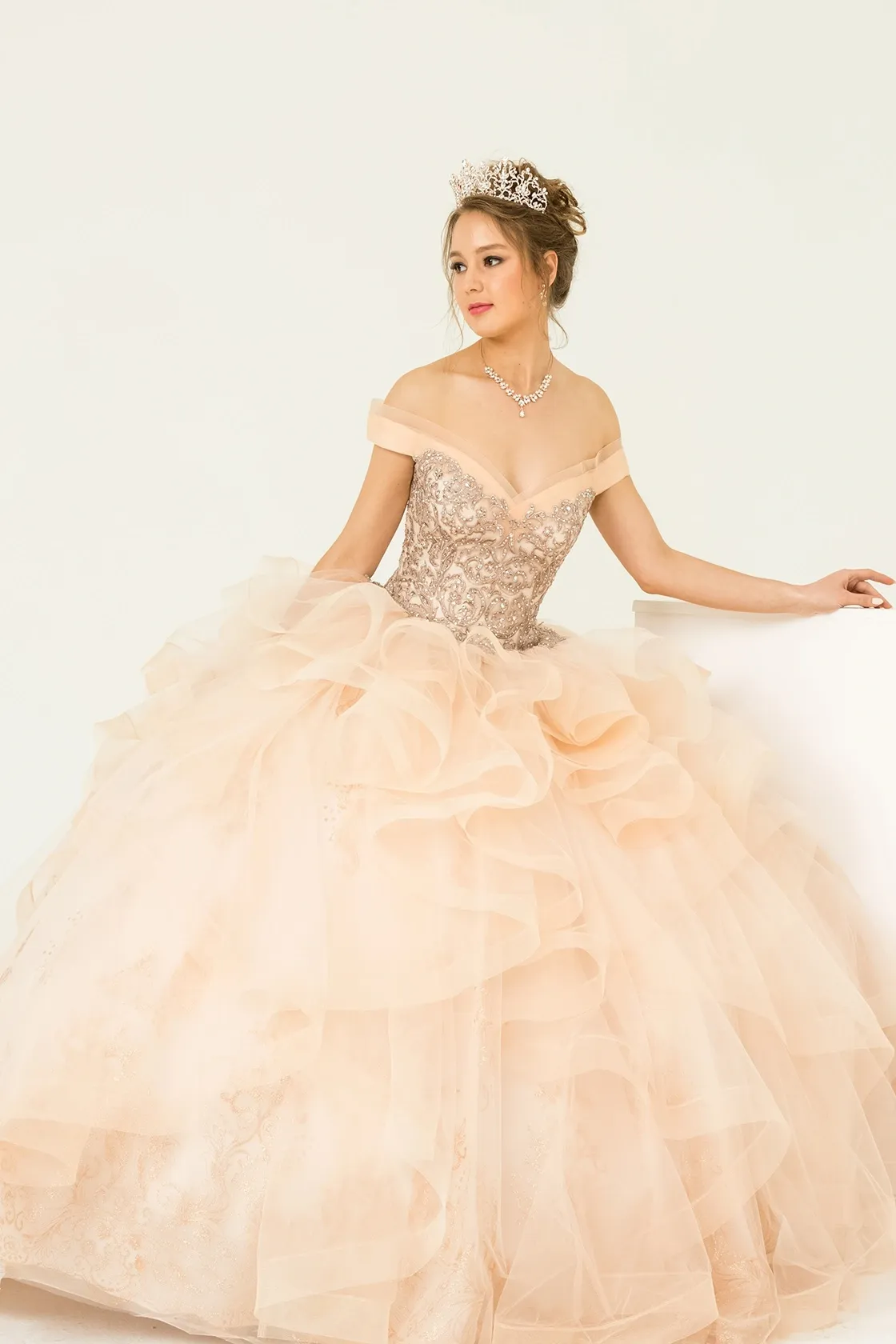 Vestido de 15 años Off Shoulder decorado con apliques y cristales en Top y falda corte Princesa de flecos