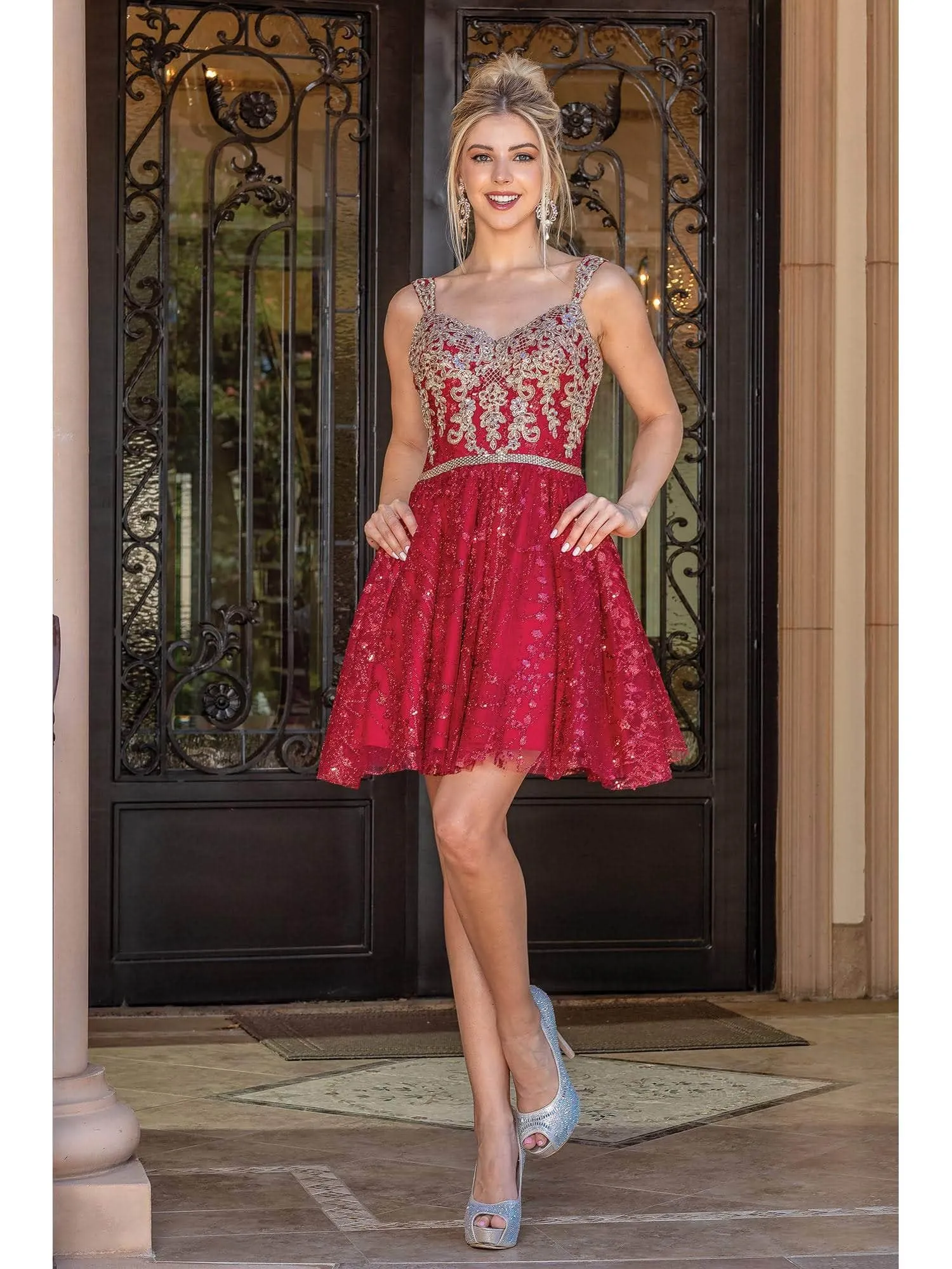 Vestido corto de Quinceañera de tiras decorado con apliques de Glitter en top