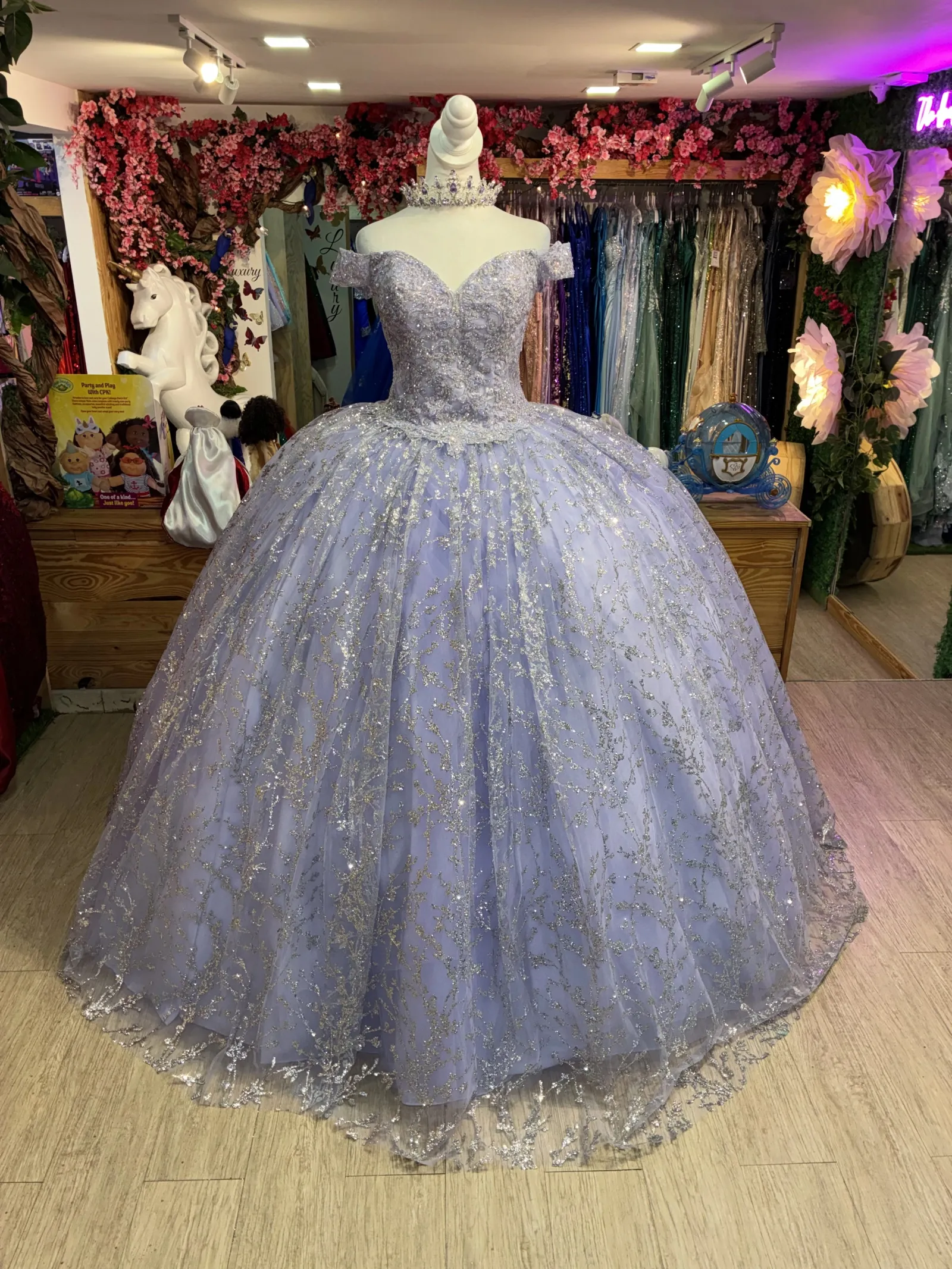 Vestido de 15 años Off Shoulder decorado con glitter y apliques