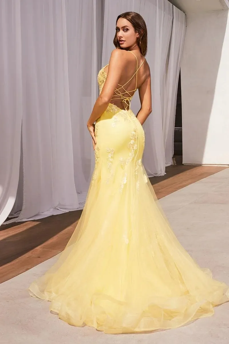 Vestido de Gala de tiras, estilo corsé con transparencia decorado con apliques de flores en pedrería y falda corte Sirena