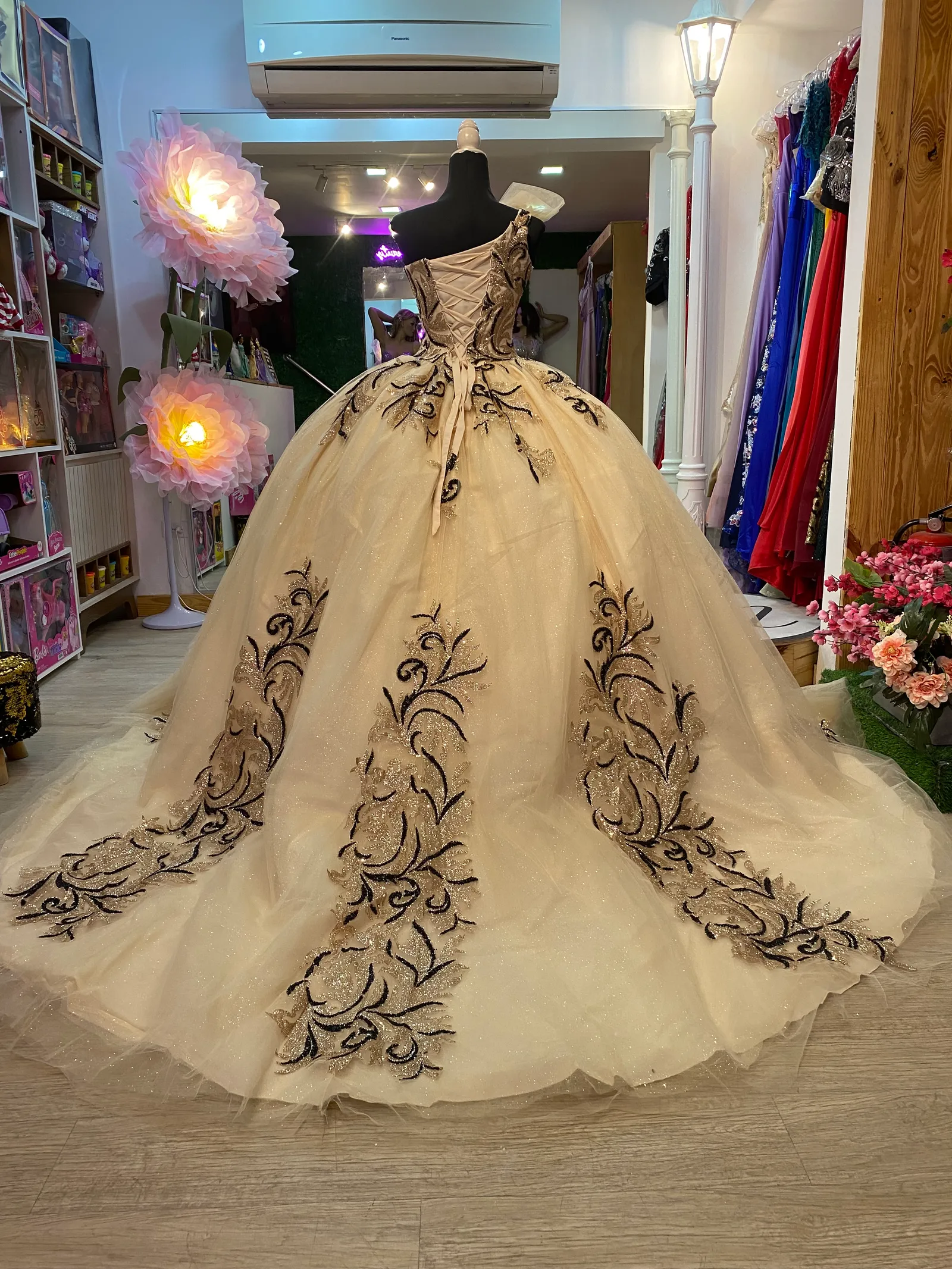 Vestido de 15 años One Shoulder decorado con apliques de Glitter y falda corte Princesa con cola