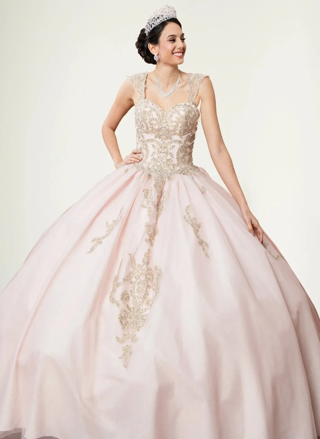 Vestido de 15 años decorado con apliques dorados en Top y falda corte Princesa