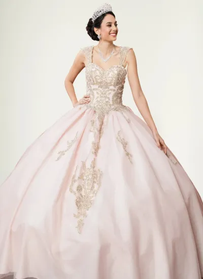 Vestido de 15 años decorado con apliques dorados en Top y falda corte Princesa