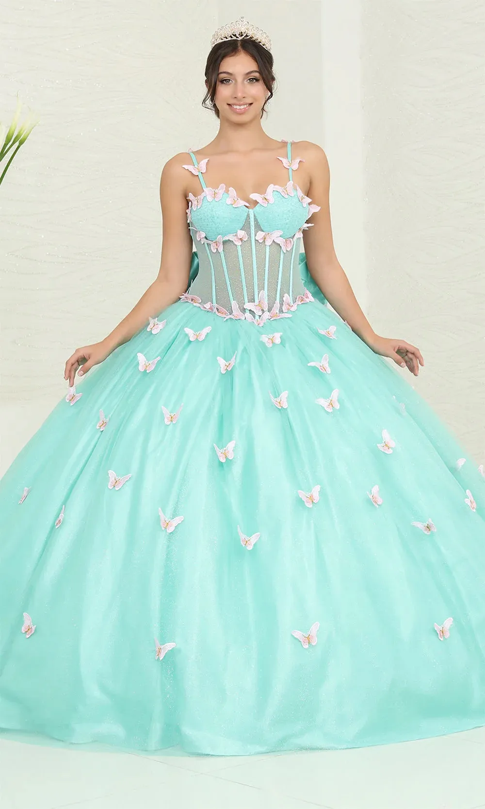Vestido de 15 años tiras color Menta estilo corset con transparencia decorado con apliques y mariposas en 3D