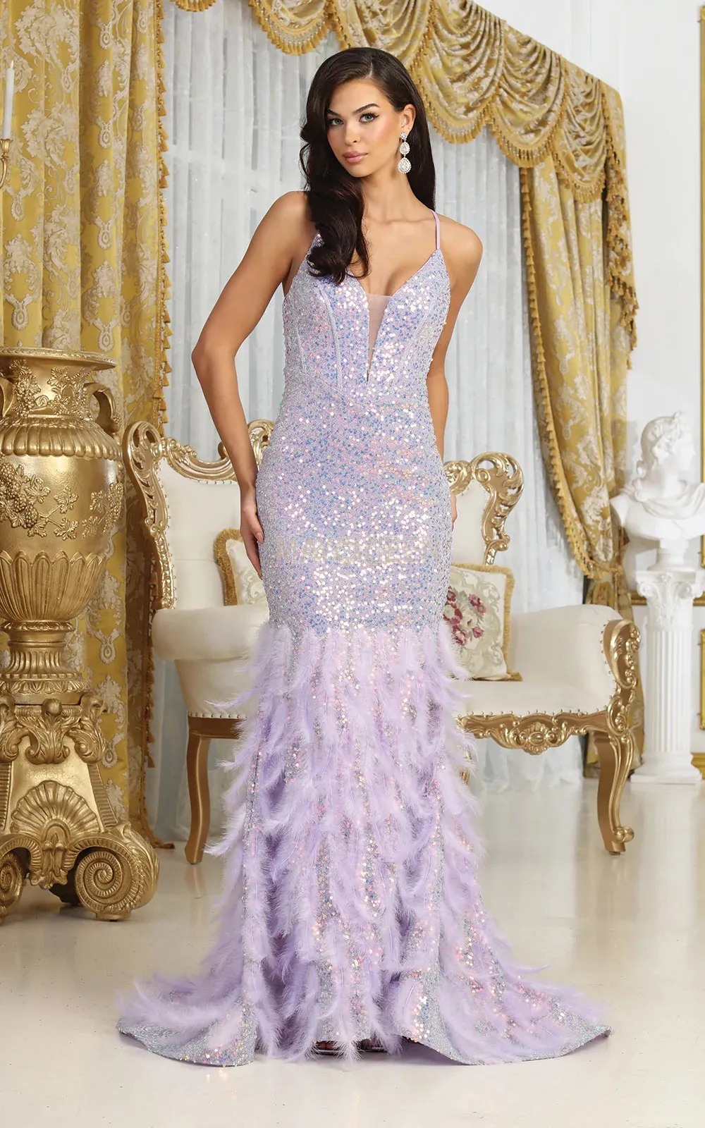 Vestido de Gala en tela de lentejuelas y falda corte sirena con cola decorado con plumas