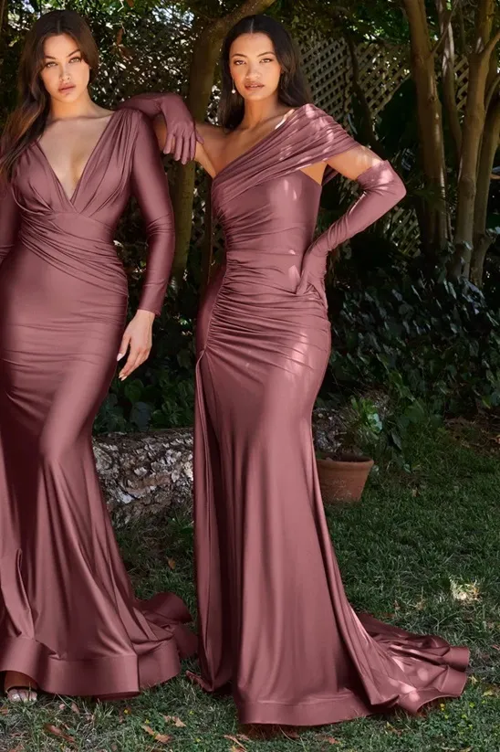 Vestido de Gala One Shoulder en tela de licra con guantes y falda con abertura lateral