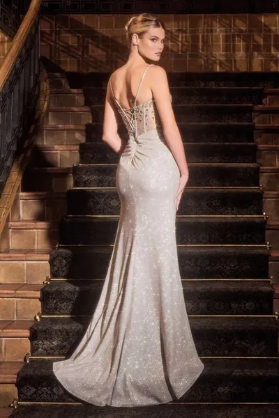 Vestido de Gala estilo corset con transparencia decorado con Pedrería y falda en tela de Glitter y abertura lateral