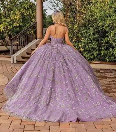 Vestido de 15 años Strapless estilo corset con transparencia y falda corte Princesa con cola