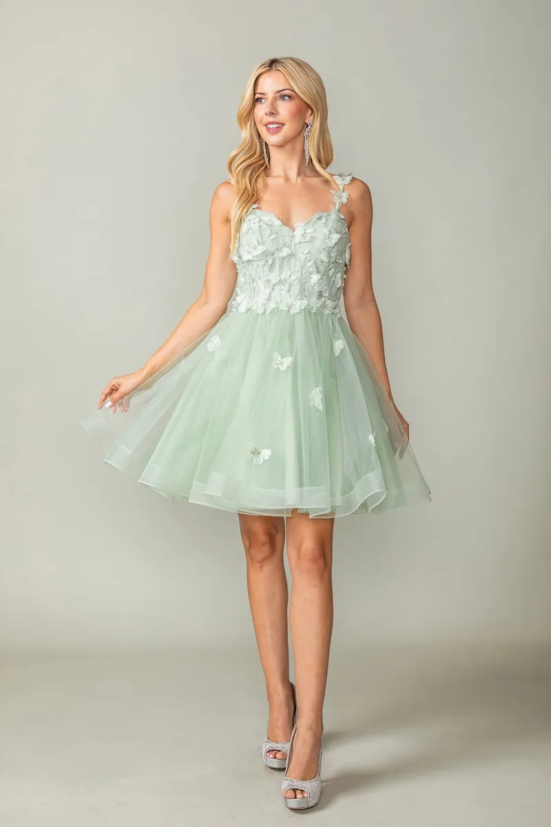 Vestido corto de 15 años tipo cocktail decorado con apliques de flores en 3D y falda corte A de vuelos