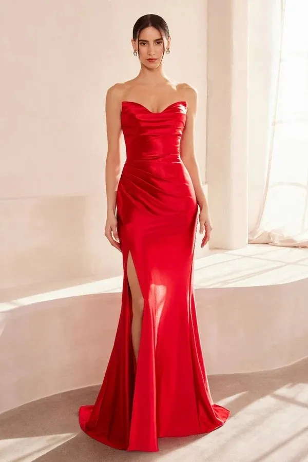 Vestidos de Gala Strapless en tela de seda con copas en punta y falda con abertura lateral