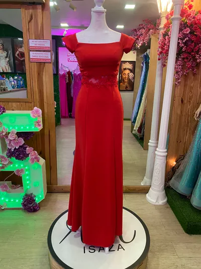 Vestido de Gala con mangas ajustado color Rojo decorado con apliques y semitransparencia en cintura
