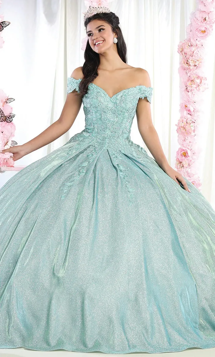 Vestido de 15 años Off Shoulder color Sage en tela de glitter  decorado con apliques en top y falda corte princesa