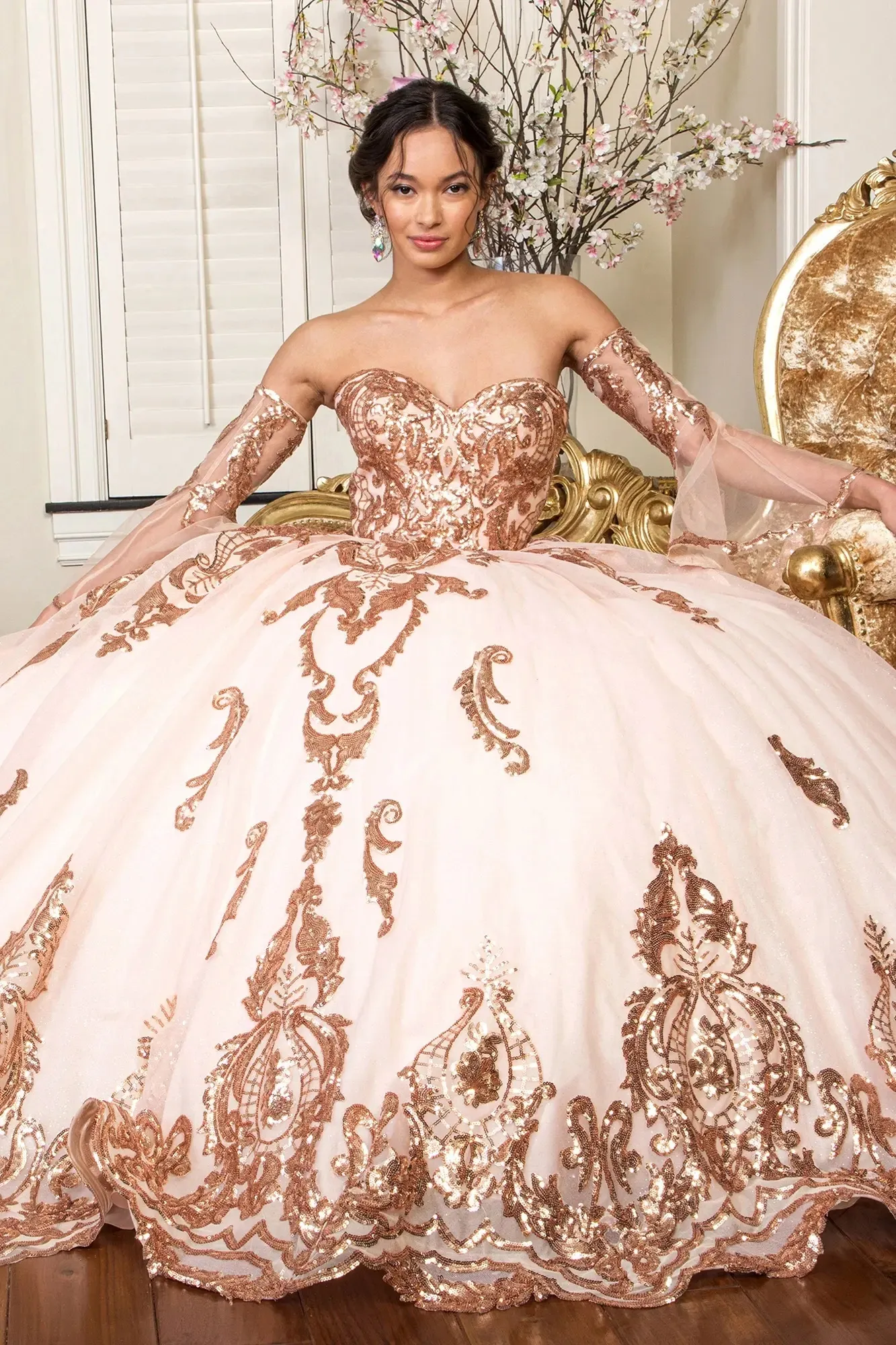 Vestido de 15 años Imperium Strapless con mangas tipo guantes decorado con apliques