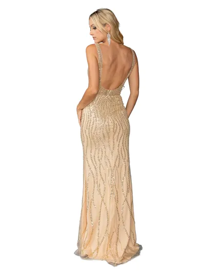 Vestido de Gala en tela decorada con pedrería, escote en V y espalda descubierta