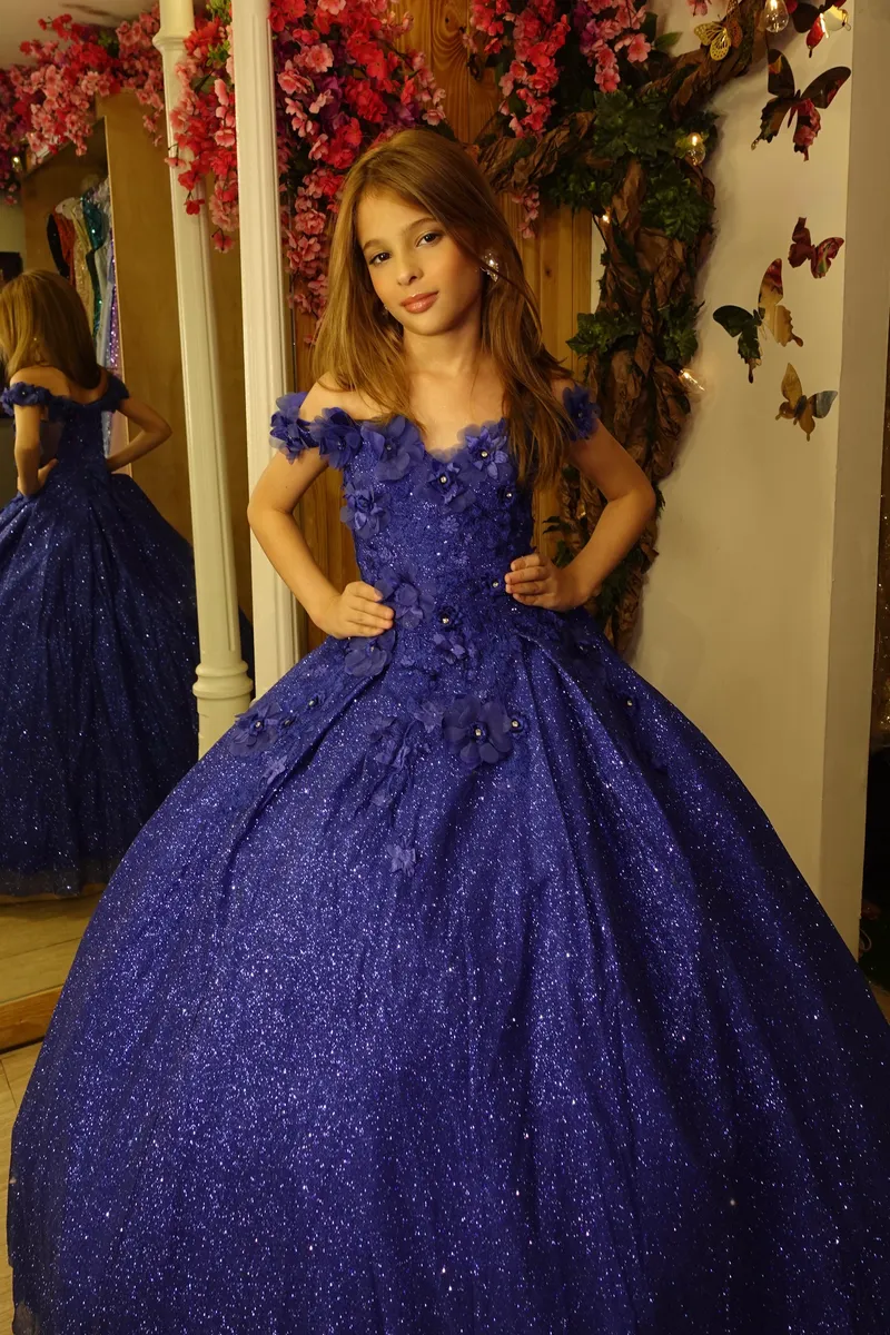Vestido Petit corte princesa Off Shoulder en tela de Glitter decorado con apliques de Flores en 3D