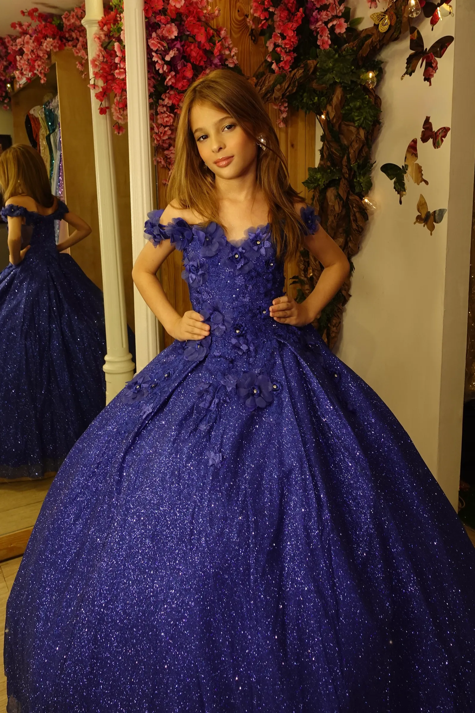 Vestido Petit corte princesa Off Shoulder en tela de Glitter decorado con apliques de Flores en 3D