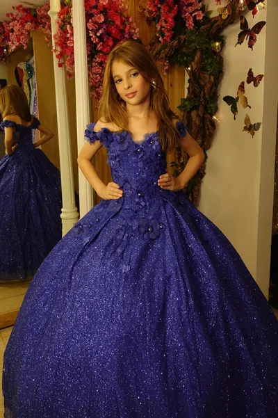 Vestido Petit corte princesa Off Shoulder en tela de Glitter decorado con apliques de Flores en 3D