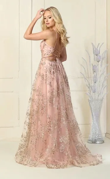 Vestido de Gala de tiras con decoraciones en Glitter dorado, espalda descubierta y falda corte A con abertura lateral