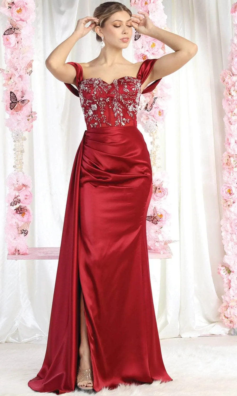 Vestido de gala color Burgundy Off Shoulder ajustado decorado con apliques plateados en top y corte lateral