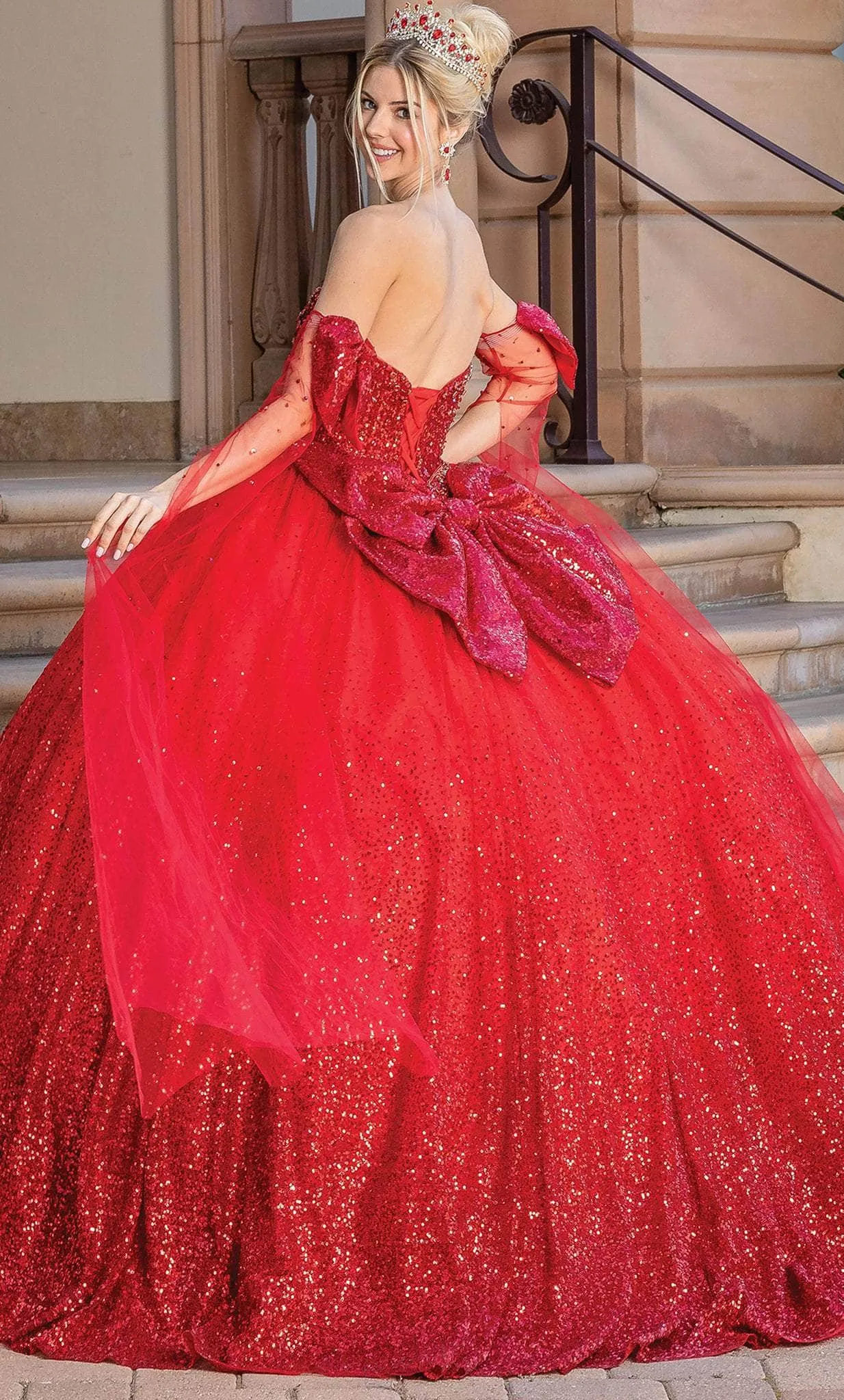 Vestido de 15 años Strapless decorado con pedrería en top en tela de glitter y falda corte princesa con lazo