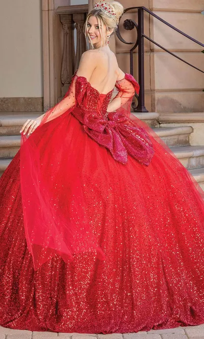 Vestido de 15 años Strapless decorado con pedrería en top en tela de glitter y falda corte princesa con lazo