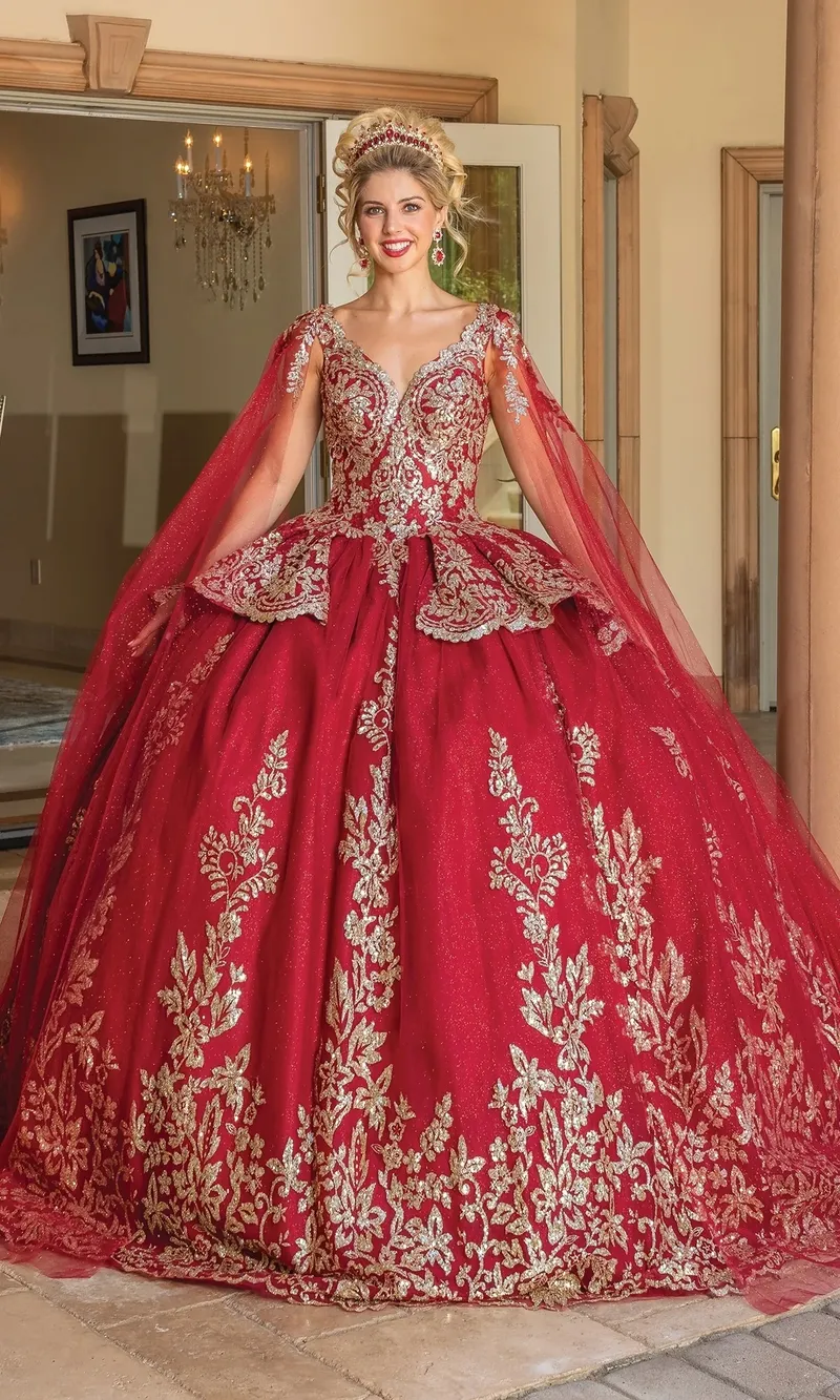 Vestido de 15 años decorado con apliques dorados y capas en las mangas