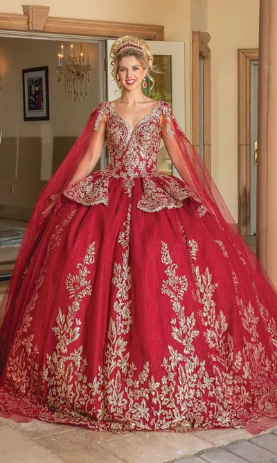 Vestido de 15 años decorado con apliques dorados y capas en las mangas