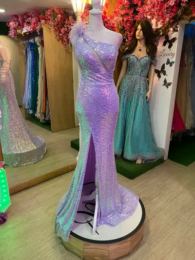 Vestido de Gala One Shoulder decorado con Plumas en tela de lentejuelas en forma de Flor y falda con abertura lateral
