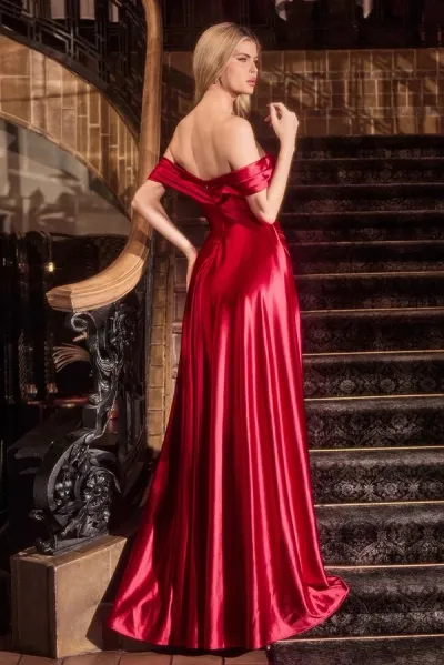 Vestido de Gala Off Shoulder en tela de seda decorado con pedrería en Top y falda con abertura y cola lateral