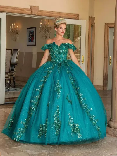 Vestido de 15 años Off Shoulder decorado con Glitter, apliques de flores en 3D y falda corte Princesa