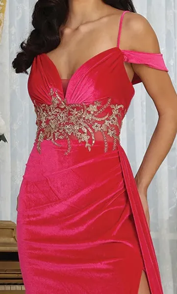 Vestido de Gala Off Shoulder en tela de terciopelo decorada con apliques dorados en cintura