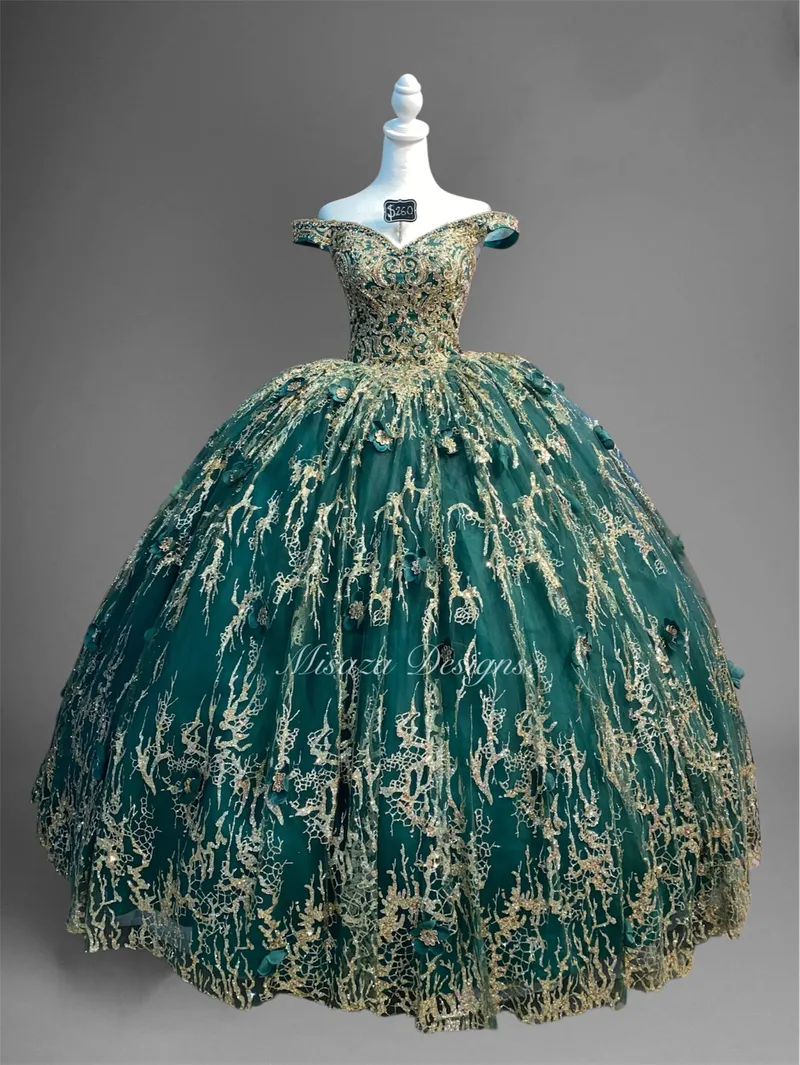 Vestido de 15 años Off Shoulder con decoraciones de Glitter en Dorado y Pedreria en Top, falda corte Princesa