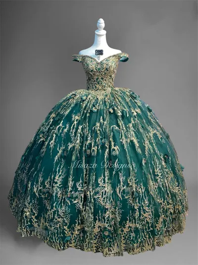 Vestido de 15 años Off Shoulder con decoraciones de Glitter en Dorado y Pedreria en Top, falda corte Princesa