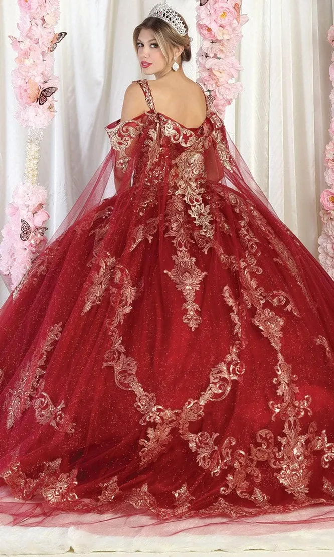 Vestido de 15 años Off Shoulder con capa en mangas decorado con apliques dorados y falda corte princesa