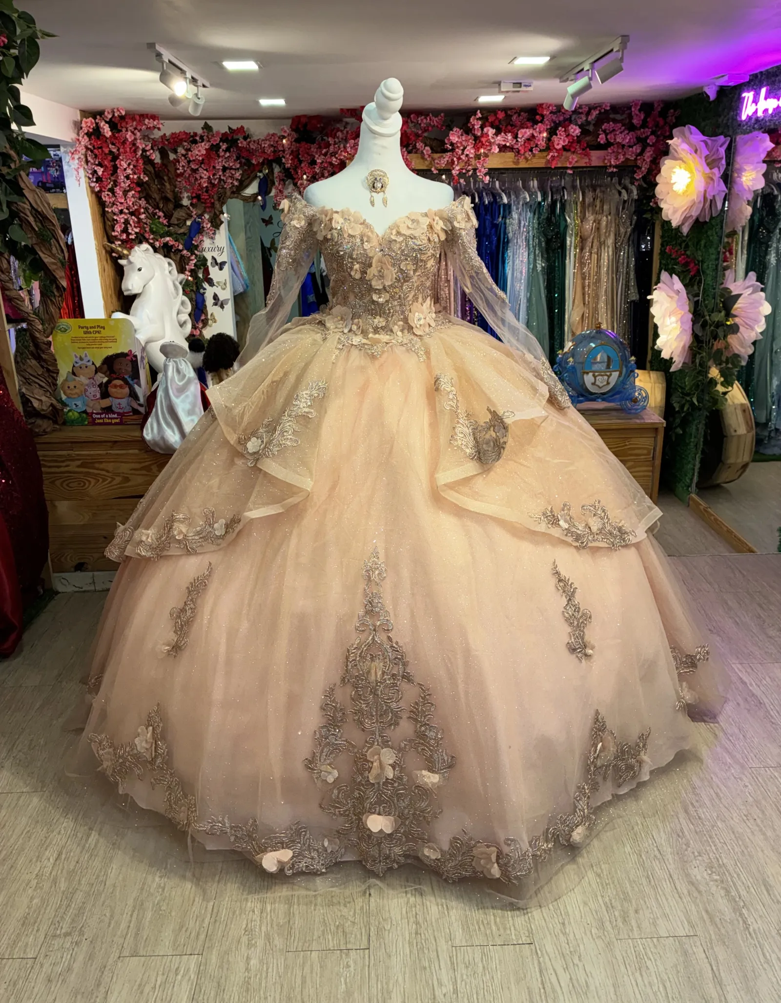 Vestido de 15 años Off Shoulder manga larga decorado con apliques y falda corte princesa