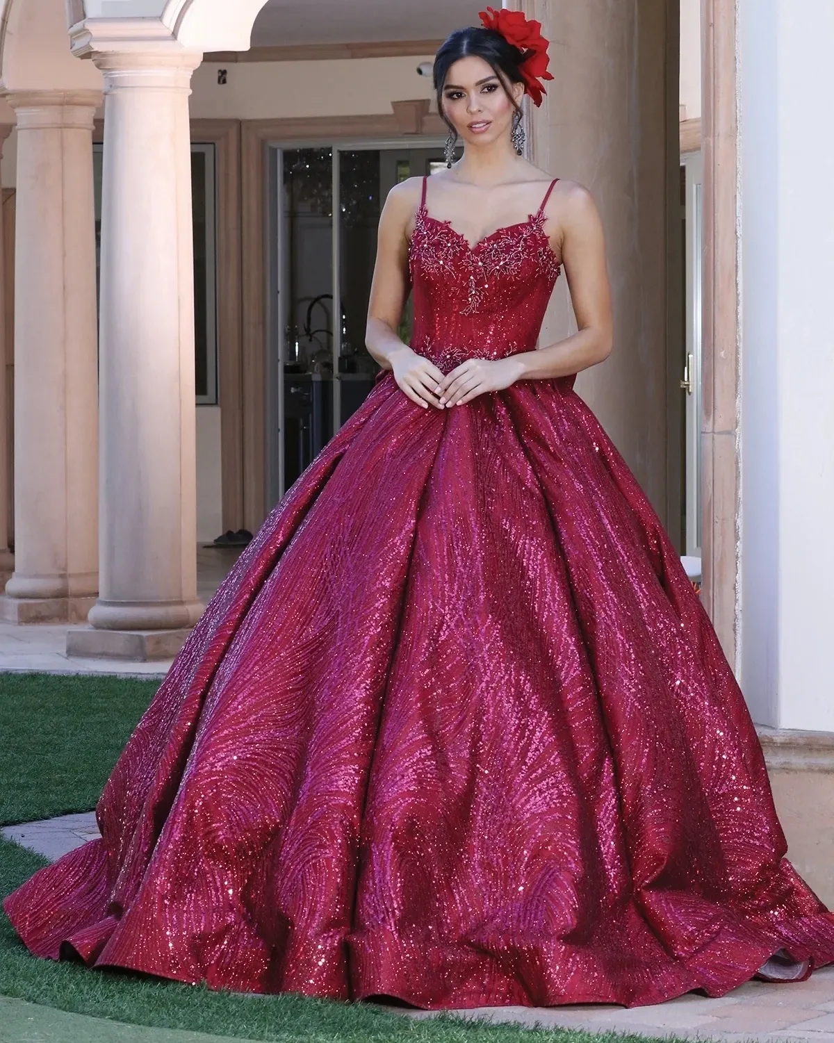 Vestido de 15 años de tiras en tela de Glitter y falda corte Princesa con lazo