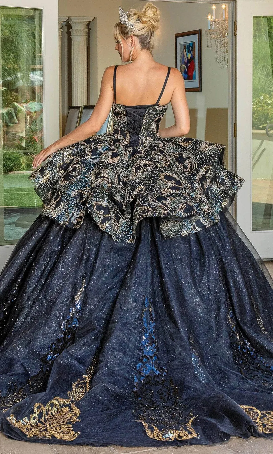 Vestido de 15 años de dos piezas decorado con apliques en glitter y flores en 3D en tela de glitter falda corte princesa